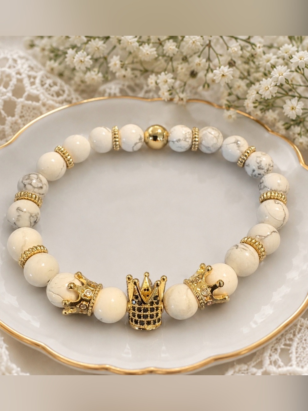 😎🌺Bracelet Gold Tone and White Howlite Beaded Crown Accents Stretch
